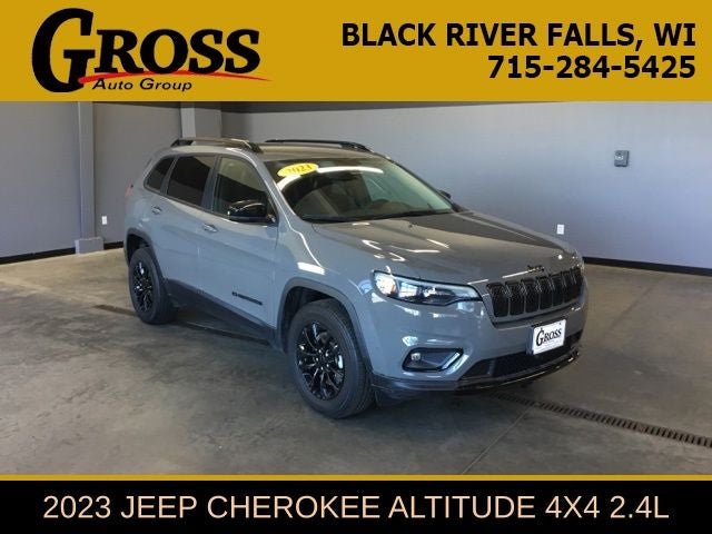 2023 Jeep Cherokee Altitude in Sting-Gray Clearcoat — front three-quarter view