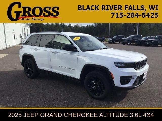 2025 Jeep Grand Cherokee Altitude in Bright White Clearcoat — front three-quarter view